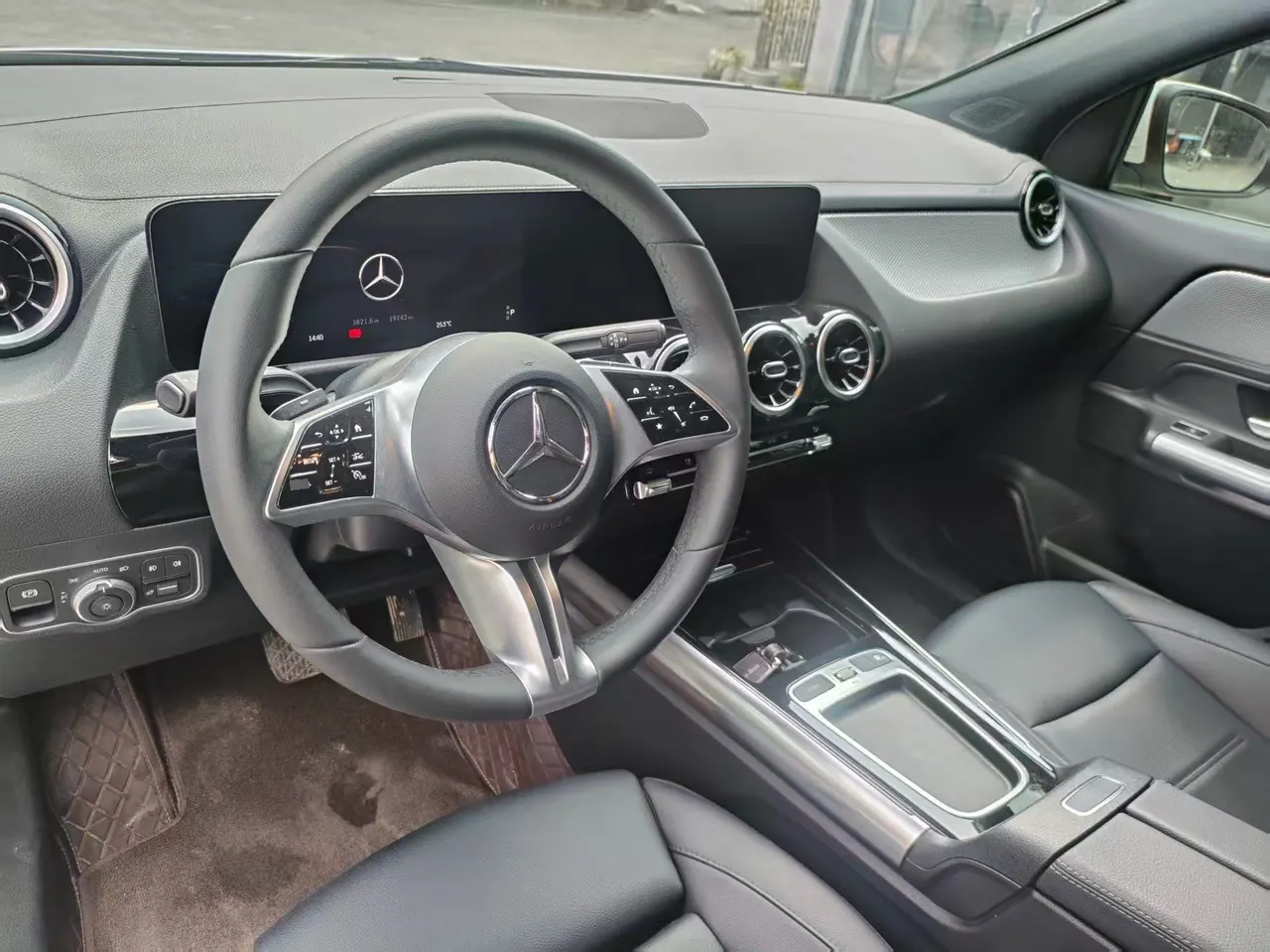 Mercedes Benz 2024 GLA 200 1.3T automatic gear 3