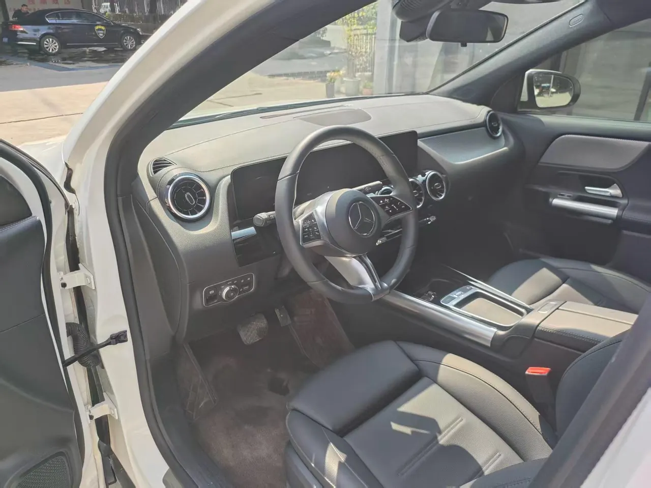 Mercedes Benz 2024 GLA 200 1.3T automatic gear 4