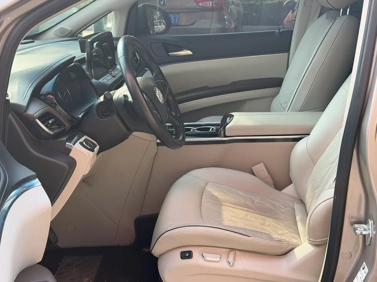 Buick 2022 GL8 Land Business Class 48V 2.0T 652T Luxury Automatic Gear 4