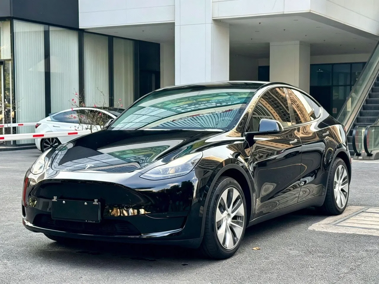 Open image lightbox: Tesla 2022 Model Y rear-wheel drive version automatic transmission