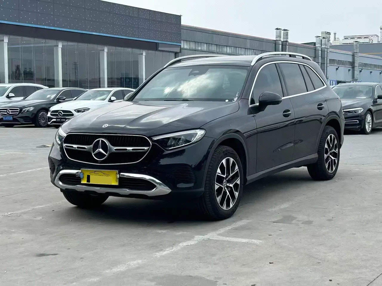 Открыть галерею: Mercedes Benz 2026 GLC 260 L 4MATIC 48V 2.0T Classic 5-seat Automatic Gear