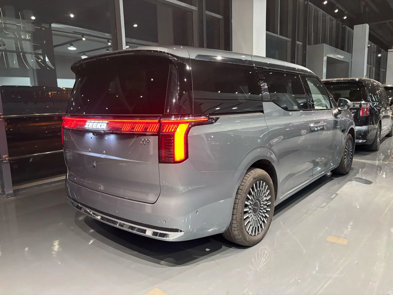 Zeekr 2024 Zeekr 009 seven-seat aisle version four-wheel drive 108kWh automatic gear 4