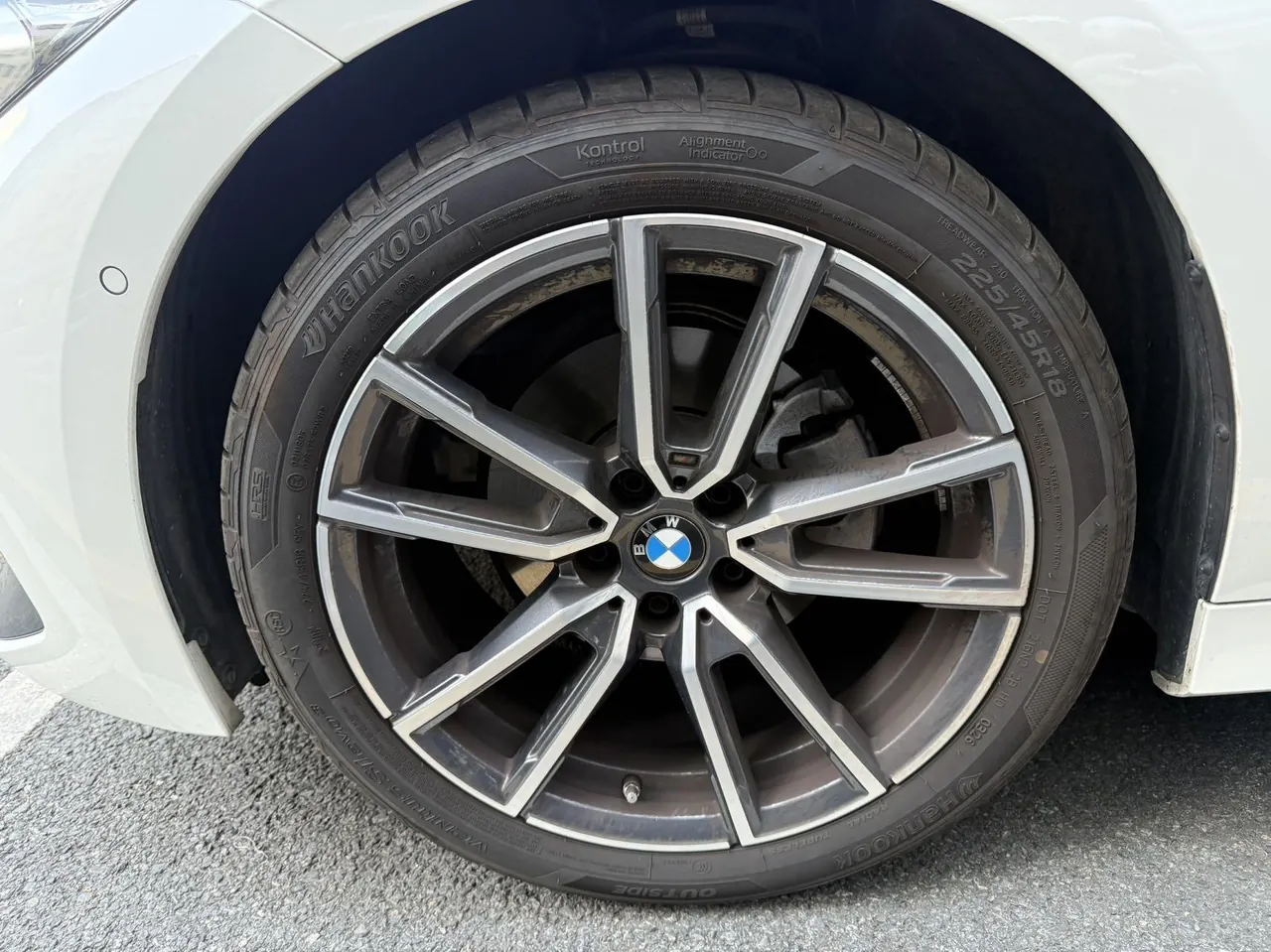 BMW 3 Series 2026 325i 2.0T M Sports Suit Automatic Gear 8