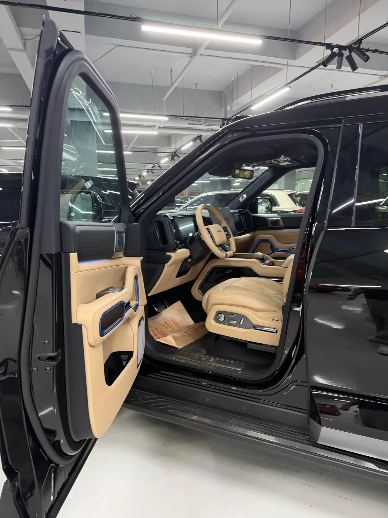 FangChengBao 2026 Leopard 8 2.0T Stepless Flash Charge 7-seat Automatic Gear 2