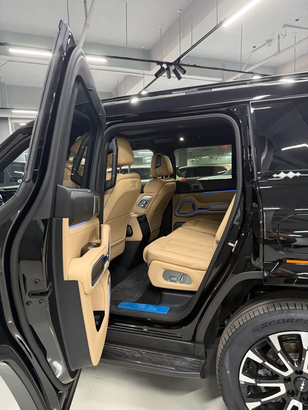 FangChengBao 2026 Leopard 8 2.0T Stepless Flash Charge 7-seat Automatic Gear 3