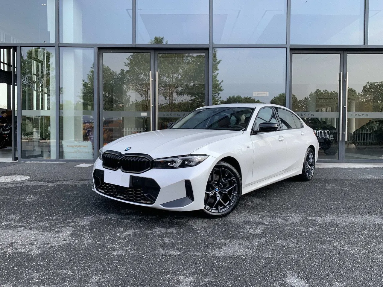Открыть галерею: BMW 3 Series 2026 330Li 2.0T M Sports Obsidian Night Suit Automatic Gear