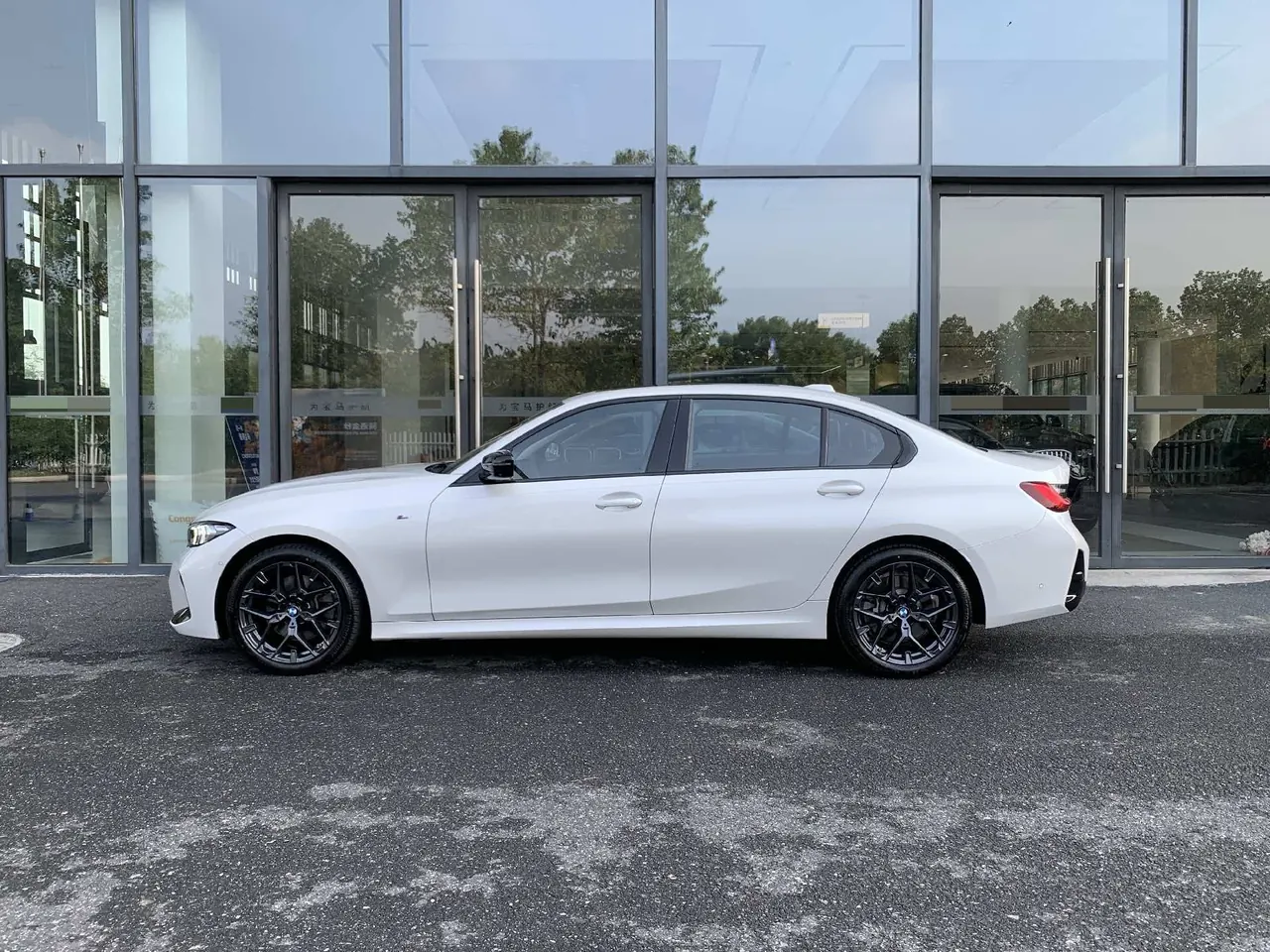 BMW 3 Series 2026 330Li 2.0T M Sports Obsidian Night Suit Automatic Gear 2