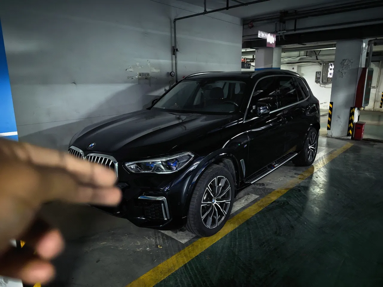 打开图片灯箱:BMW 2023 X5 xDrive30Li 48V 2.0T exclusive M sports suit automatic gear