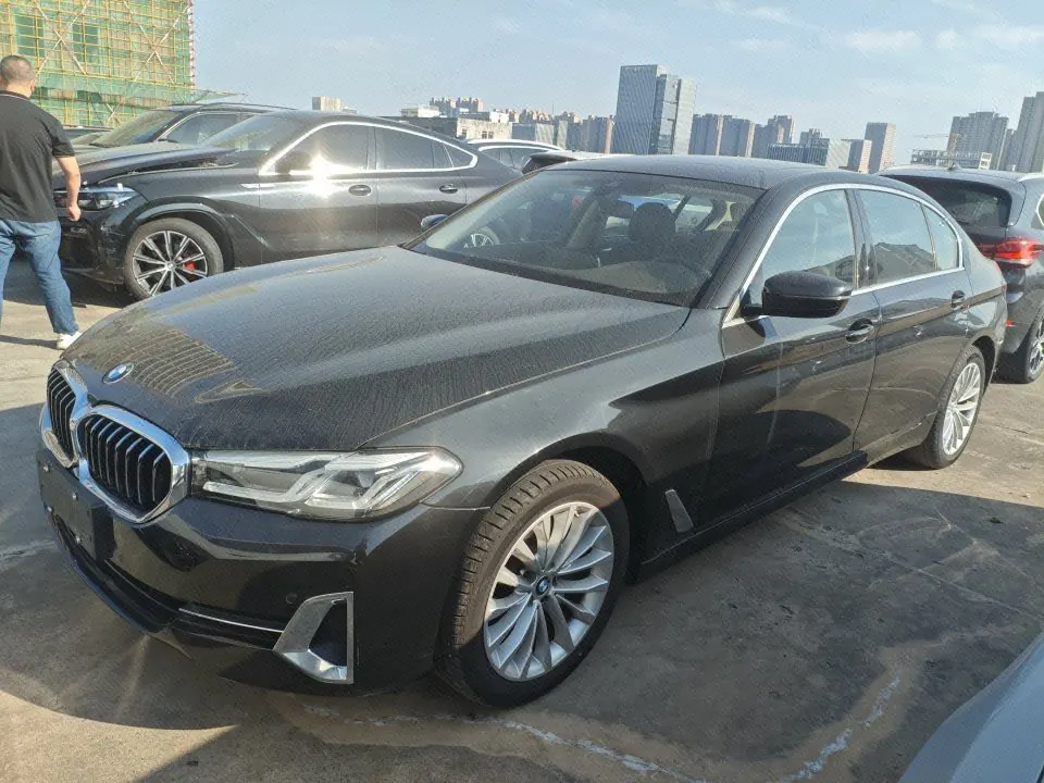 Открыть галерею: BMW 5 Series 2022 525Li 2.0T Luxury Suit (Change 2) Automatic Gear