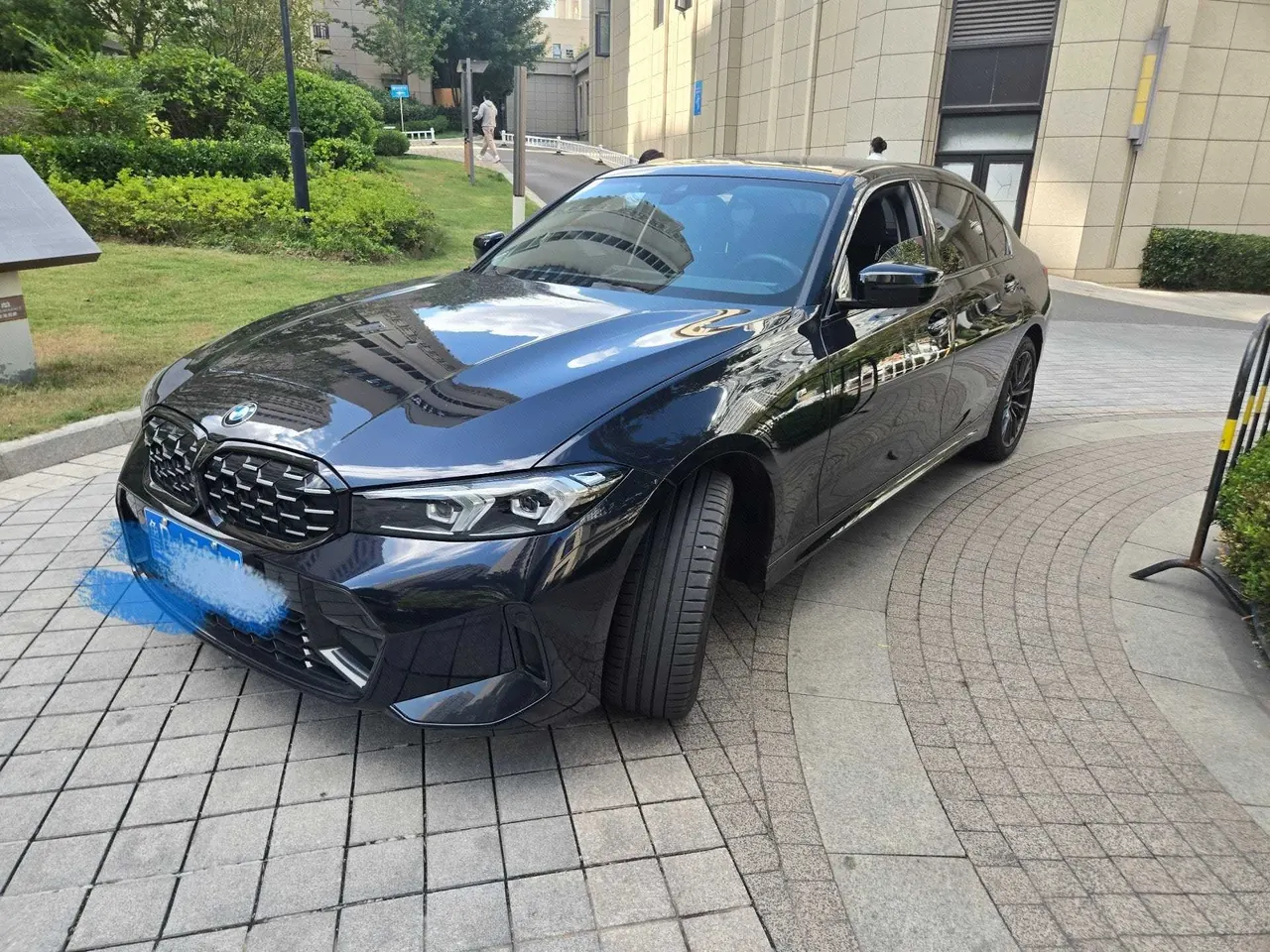Открыть галерею: BMW 3 Series 2024 325Li 2.0T M Sports Obsidian Night Suit Automatic Gear