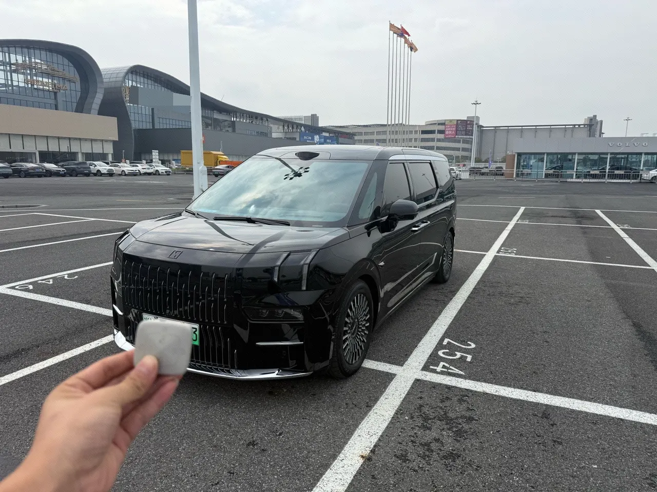 Zeekr 2024 Zeekr 009 six-seat executive version four-wheel drive 108kWh automatic gear - View 1