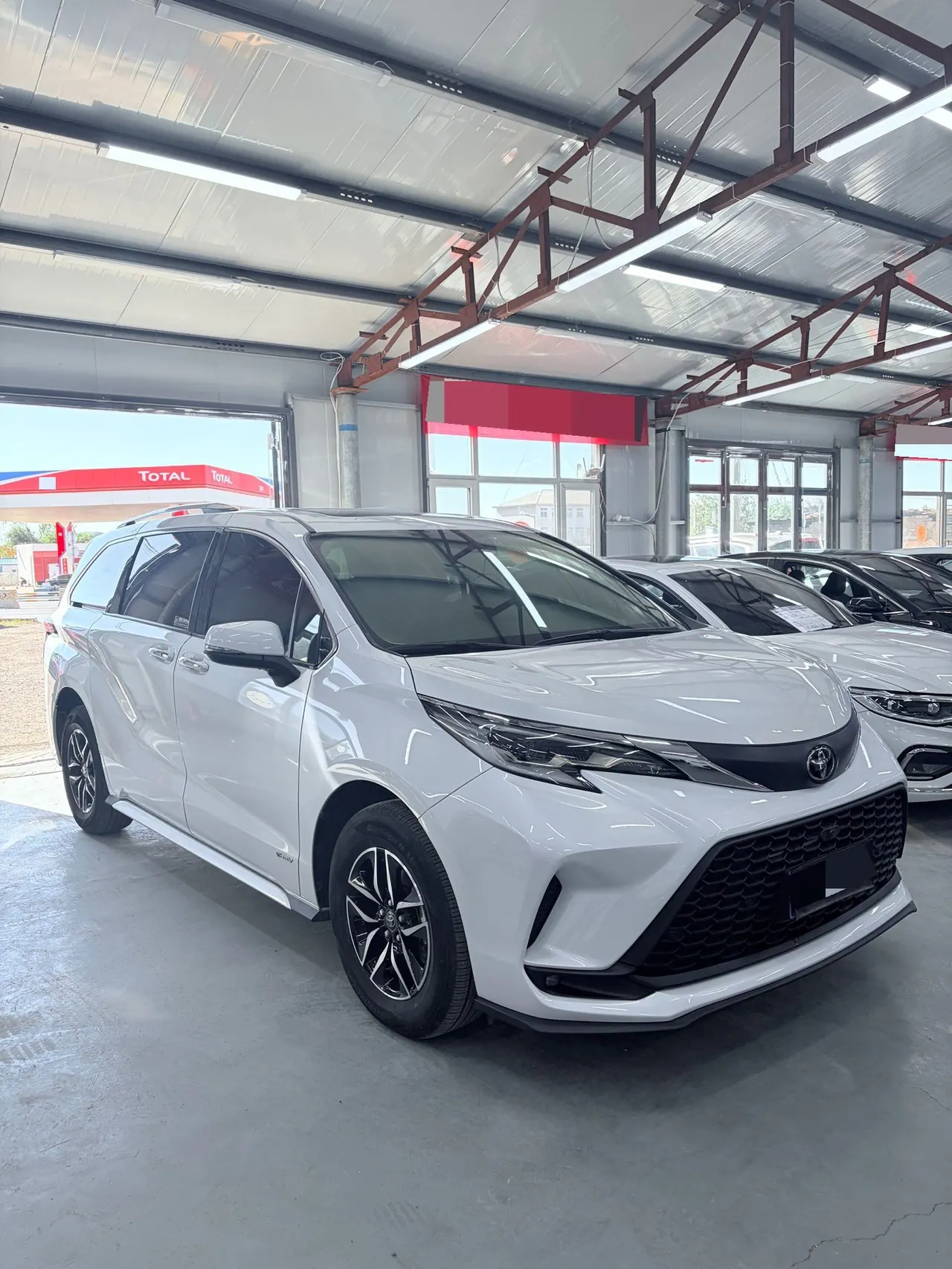 Toyota 2024 Grevia HYBRID 2.5 Stepless Deluxe Edition Automatic Transmission - View 1