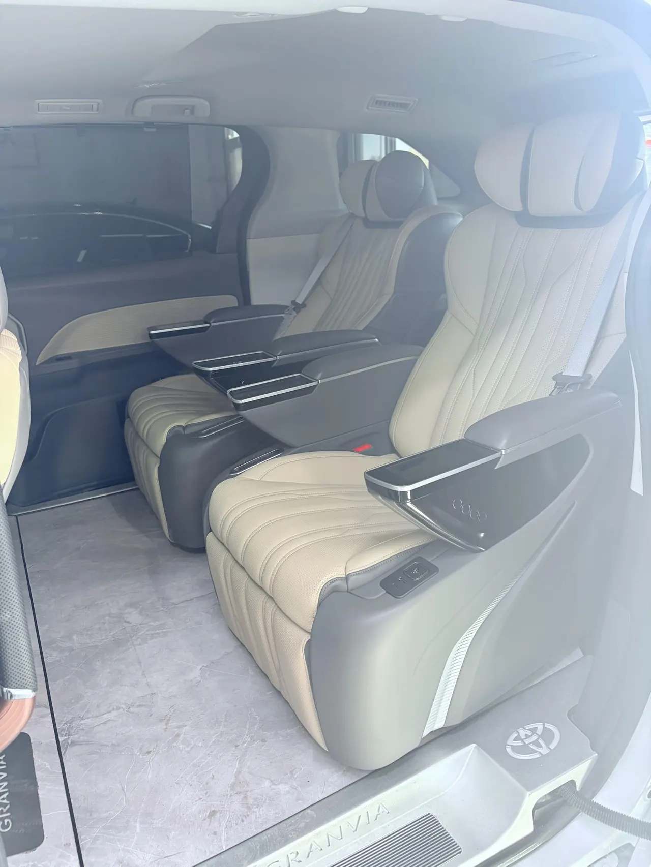 Toyota 2024 Grevia HYBRID 2.5 Stepless Deluxe Edition Automatic Transmission 3