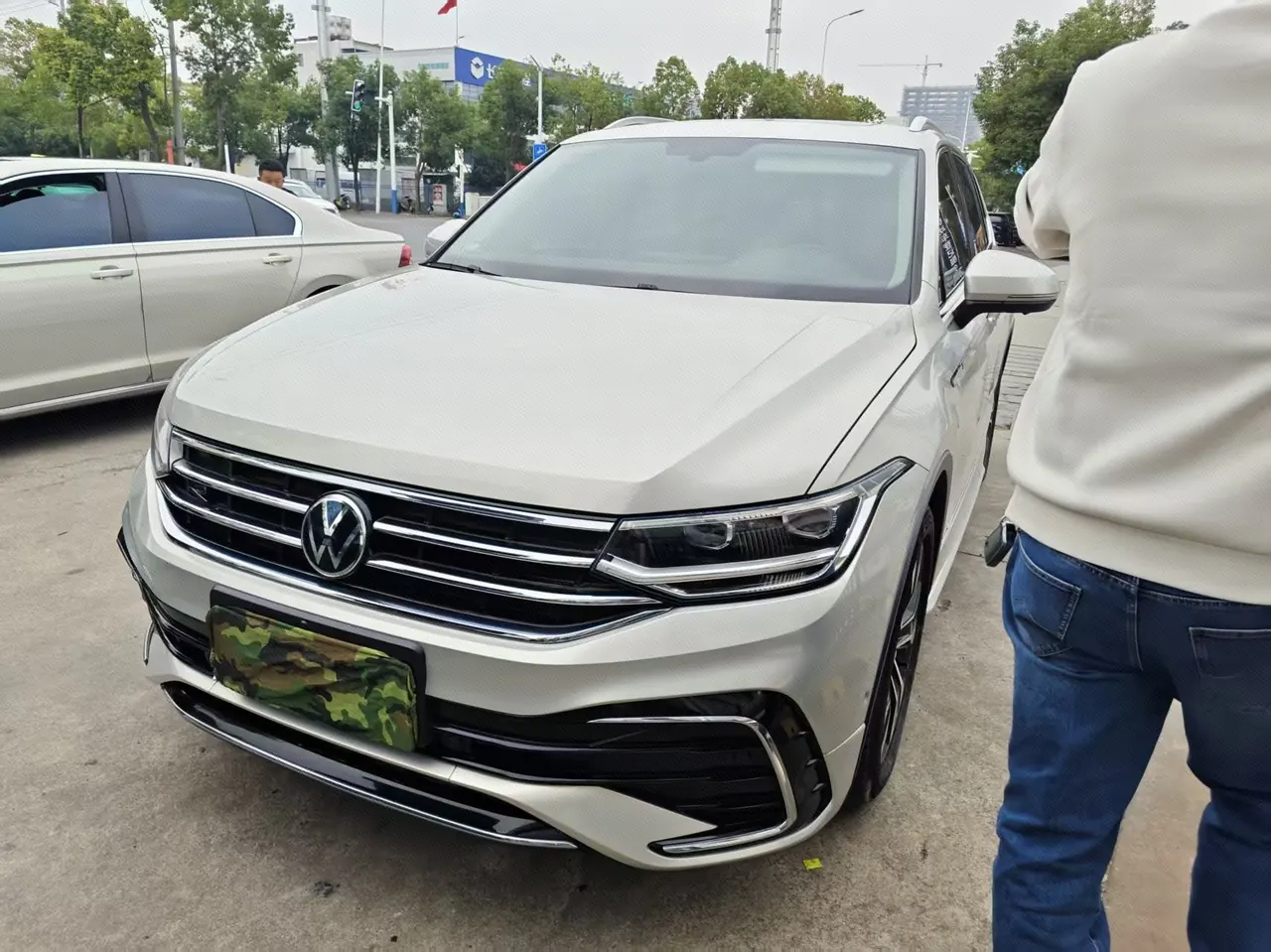 Открыть галерею: Volkswagen 2022 Tiguan L R-Line 2.0TSI 330TSI Two-Drive R-Line Overdrive Automatic Gear