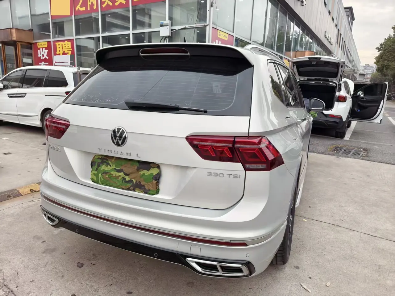 Volkswagen 2022 Tiguan L R-Line 2.0TSI 330TSI Two-Drive R-Line Overdrive Automatic Gear 2
