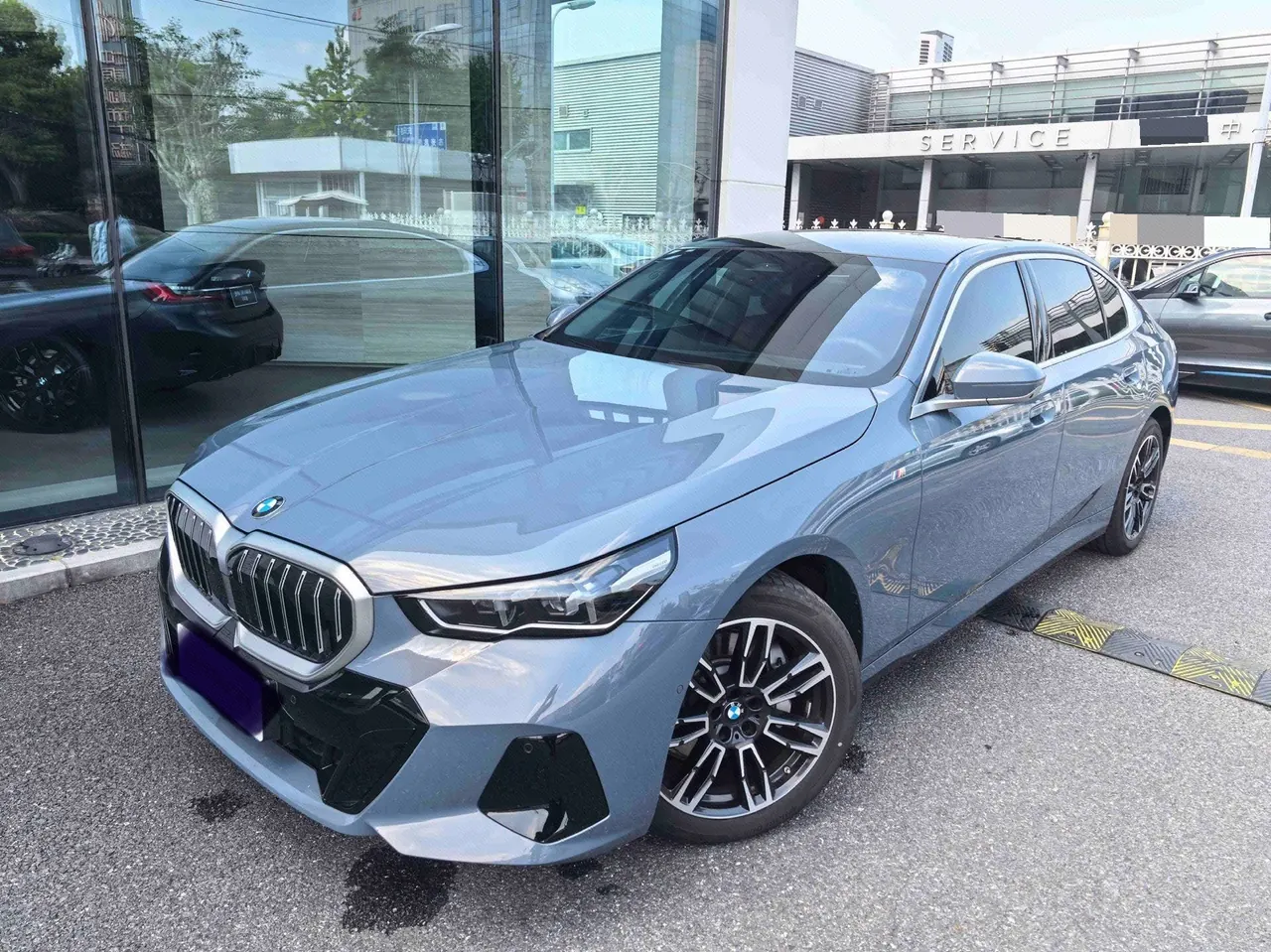 Открыть галерею: BMW 5 Series 2025 530Li 48V 2.0T Leading M Sports Suit Automatic Gear