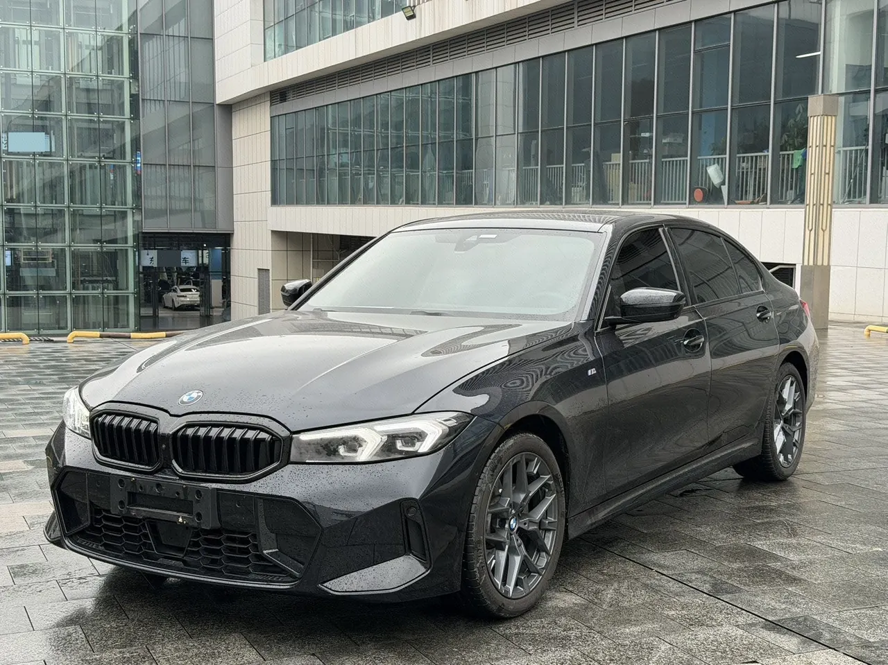 Открыть галерею: BMW 3 Series 2025 330Li 2.0T M Sports Obsidian Night Suit Automatic Gear