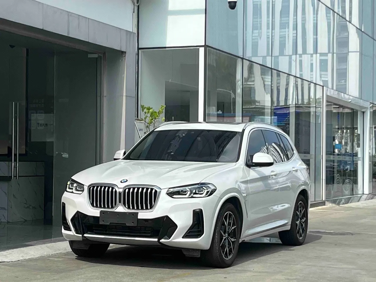 Открыть галерею: BMW 2023 X3 xDrive25i 2.0T M sports suit automatic gear