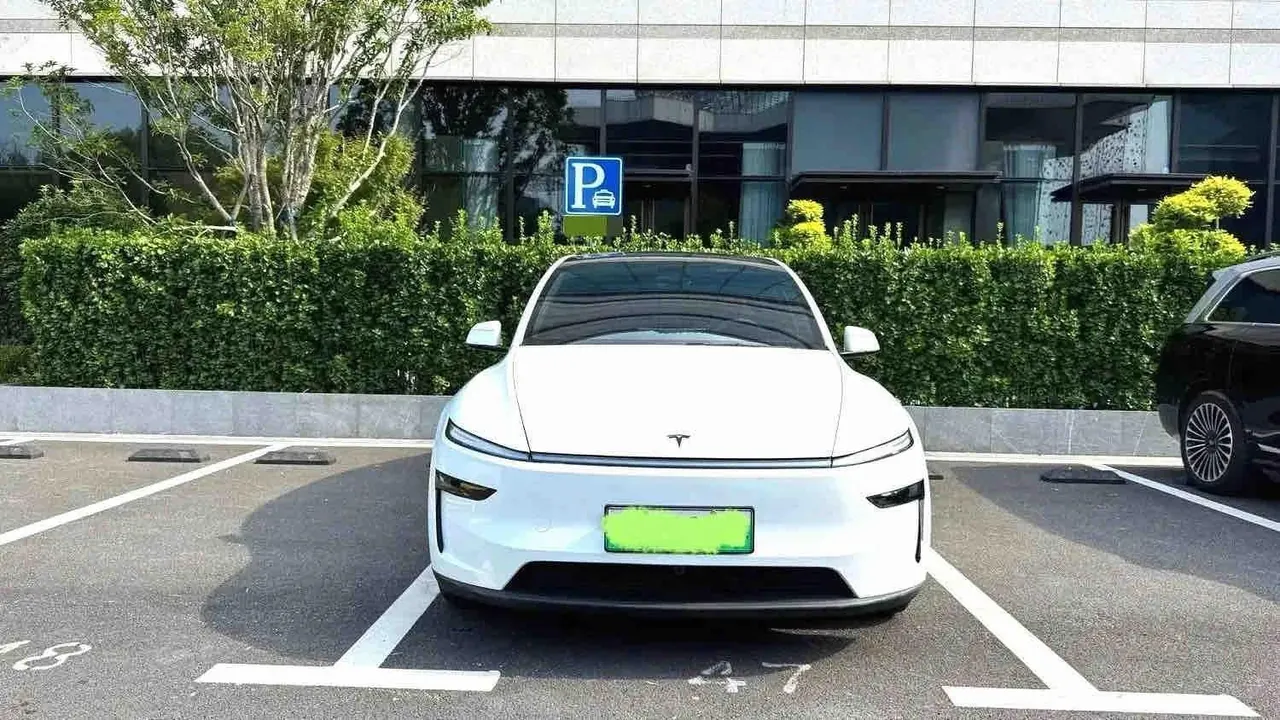 Tesla 2025 Model Y L Long Endurance All-Wheel Drive Automatic Transmission 4