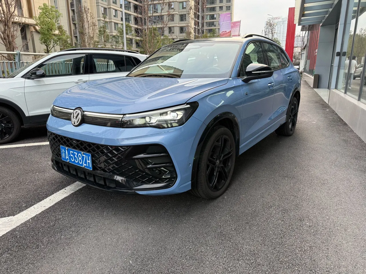 Open image lightbox: Volkswagen 2026 Tiguan L PRO 2.0TSI 380TSI Four-wheel Drive R-Line Smart Edition Automatic Gear