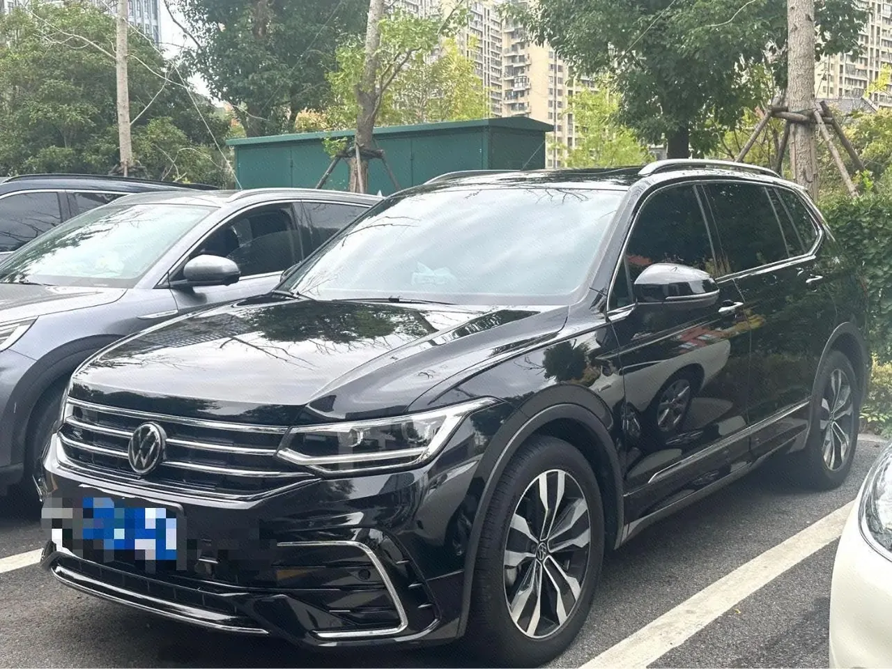Open image lightbox: Volkswagen 2025 Tiguan L R-Line 2.0TSI 330TSI outstanding two-wheel drive R-Line Long Yao version automatic gear