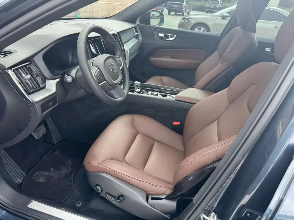 Volvo 2025 XC60 48V 2.0T B5 4-wheel drive Zhiyuan Deluxe Edition Automatic Gear 3