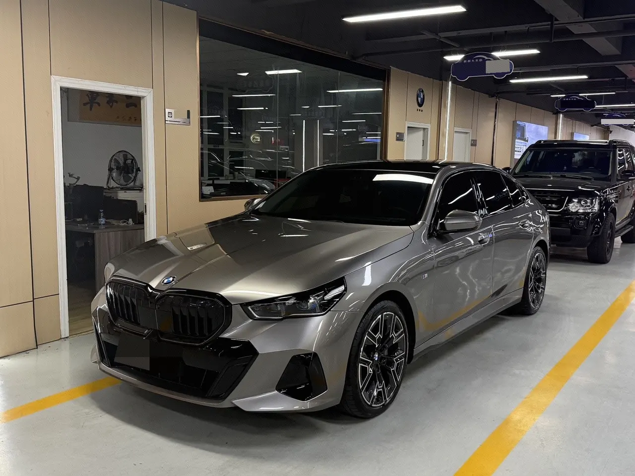 Open image lightbox: BMW 5 series 2025 530Li 48V 2.0T exclusive m sports suit automatic gear