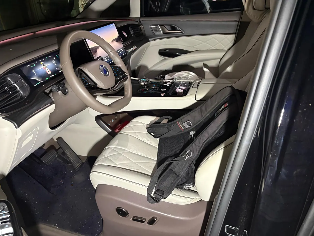 Denza 2022 Denza D9 DM-i 1.5T stepless 970 four-wheel drive flagship automatic gear 3