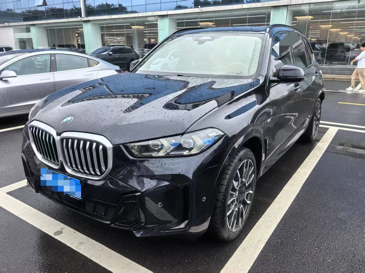 Open image lightbox: BMW 2023 X5 xDrive40Li 48V 3.0T M sports obsidian night suit automatic gear
