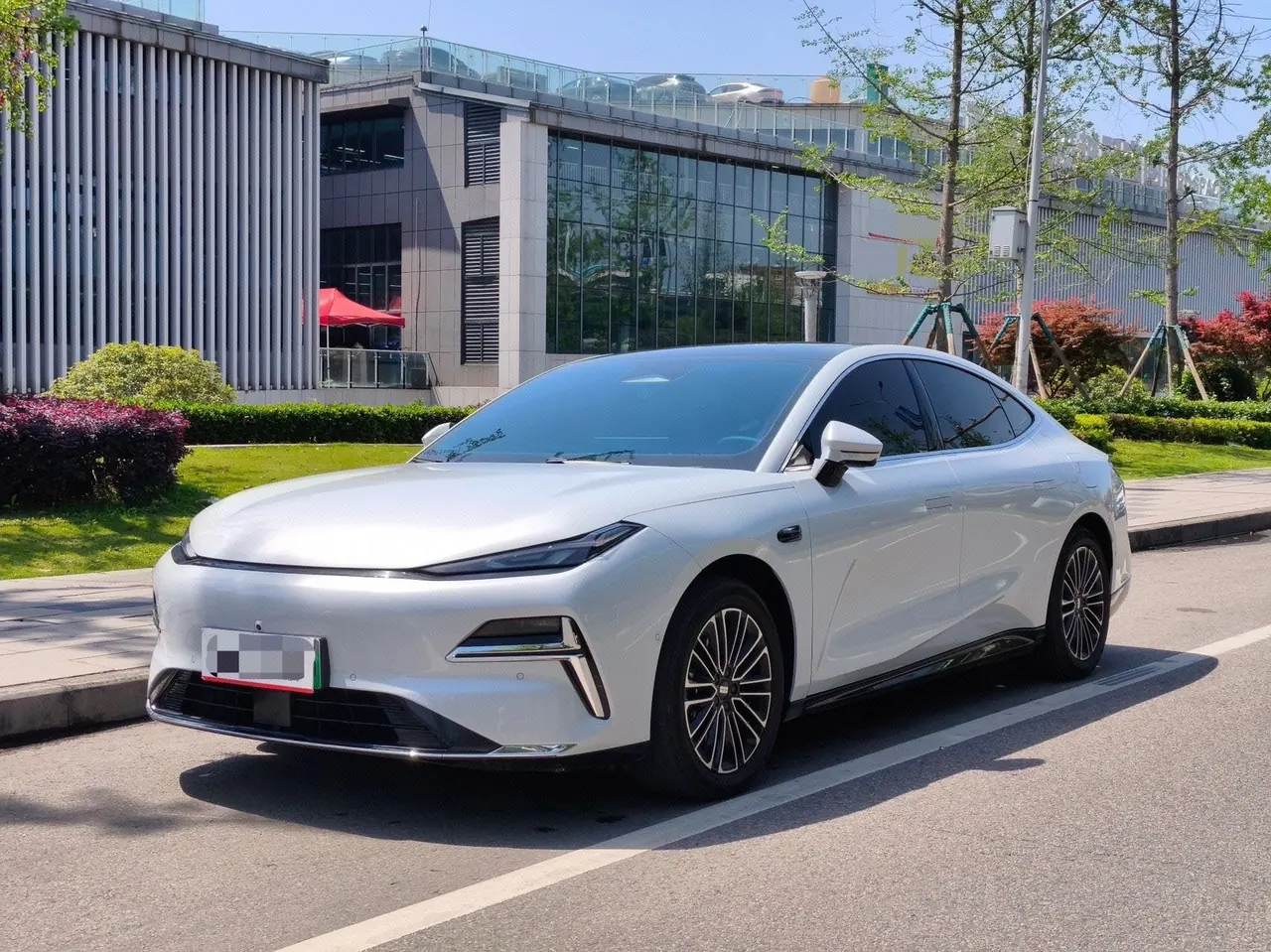 Geely Galaxy 2025 Xingyao 8 EM-i 1.5 130km Premium Edition Automatic Gear - View 1