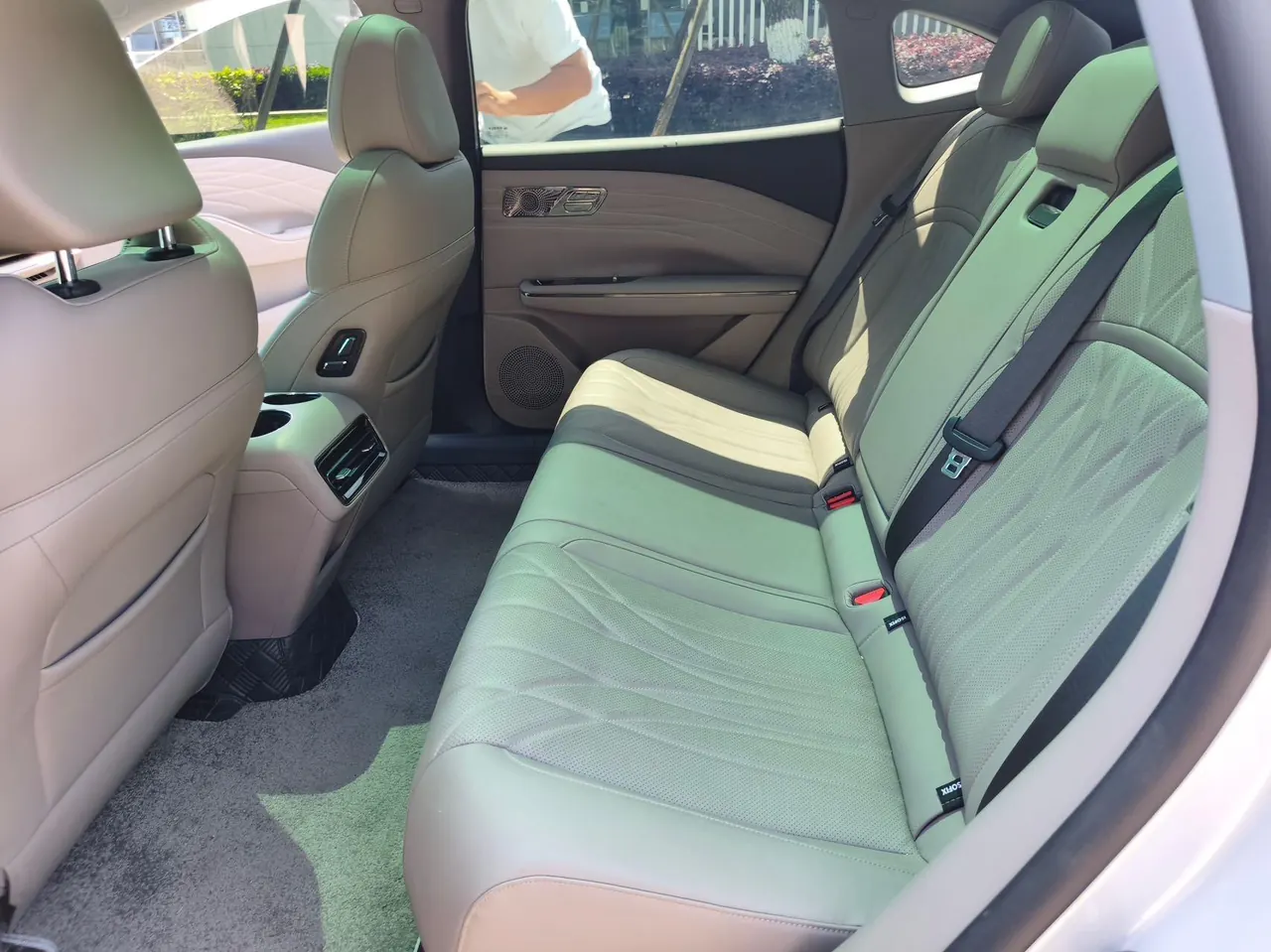 Geely Galaxy 2025 Xingyao 8 EM-i 1.5 130km Premium Edition Automatic Gear 6