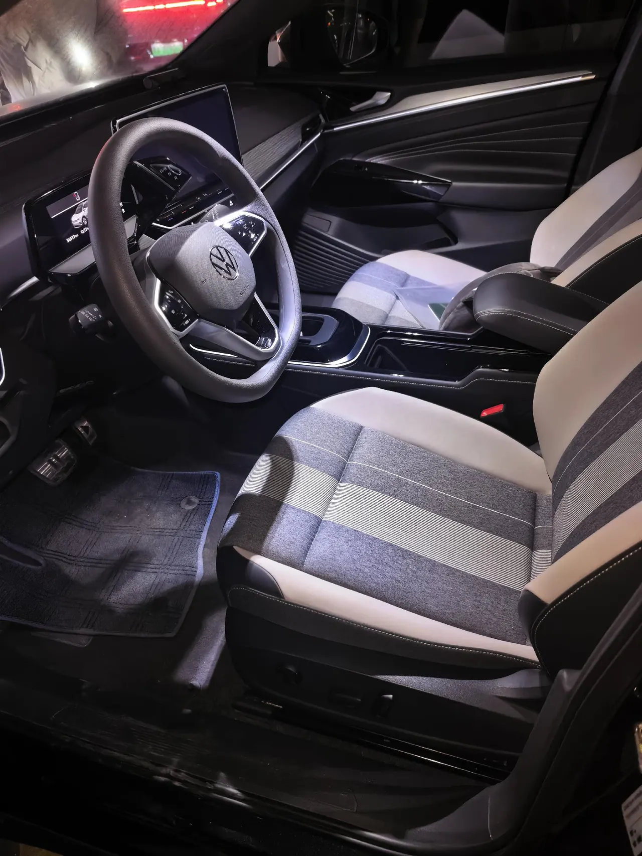 Volkswagen 2022 model ID. 4 CROZZ Pure Limited Edition Automatic Transmission 5