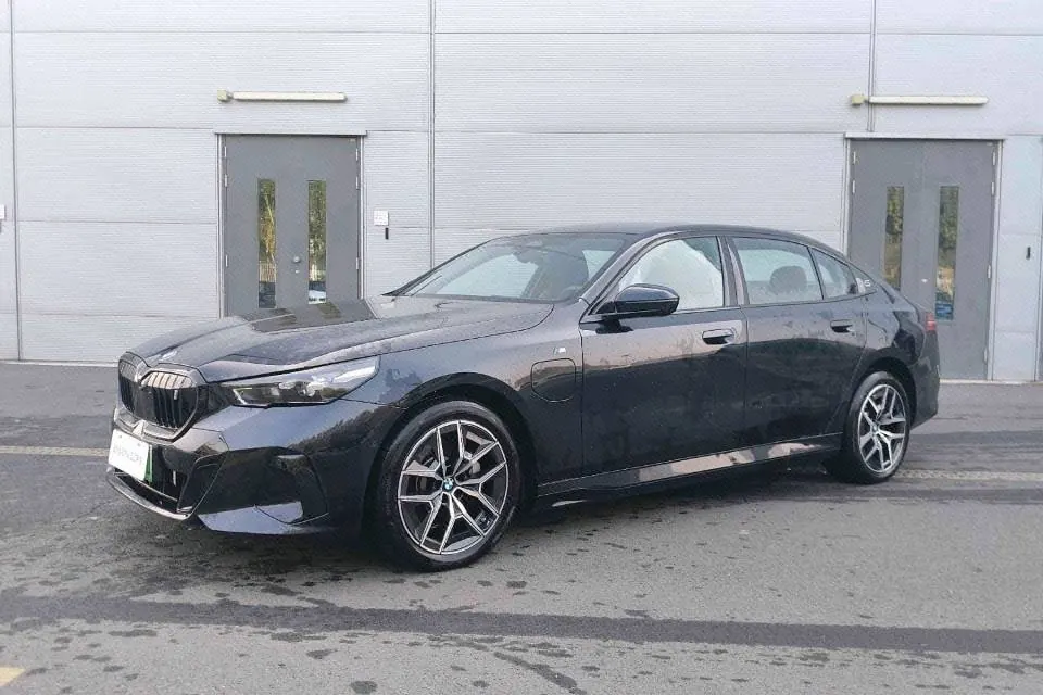 BMW 2025 i5 eDrive 40L M sports suit automatic gear - View 1
