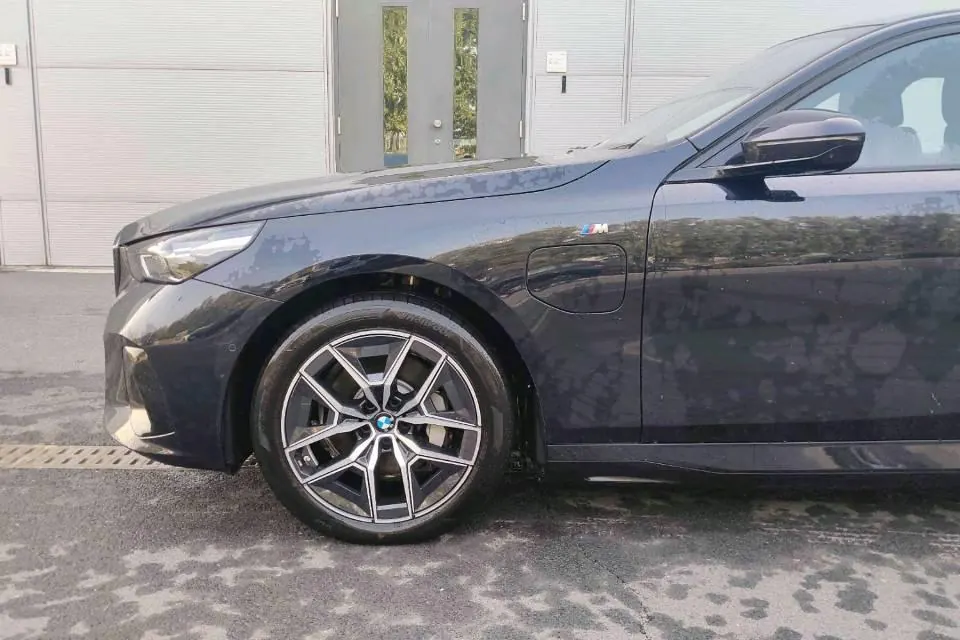 BMW 2025 i5 eDrive 40L M sports suit automatic gear 3