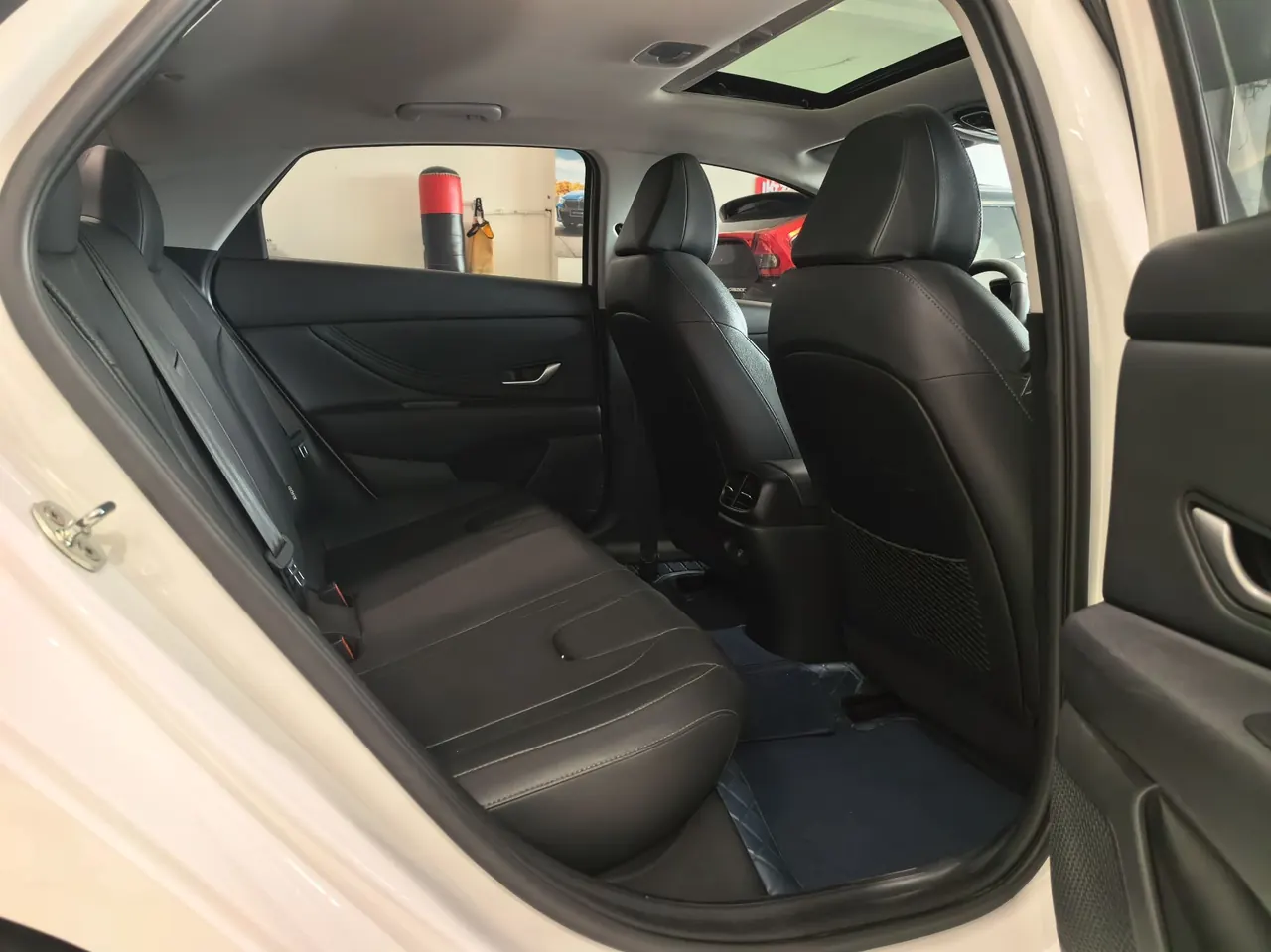 Hyundai 2023 Elantra -3-compartment 1.5 stepless LUX premium automatic gear 12