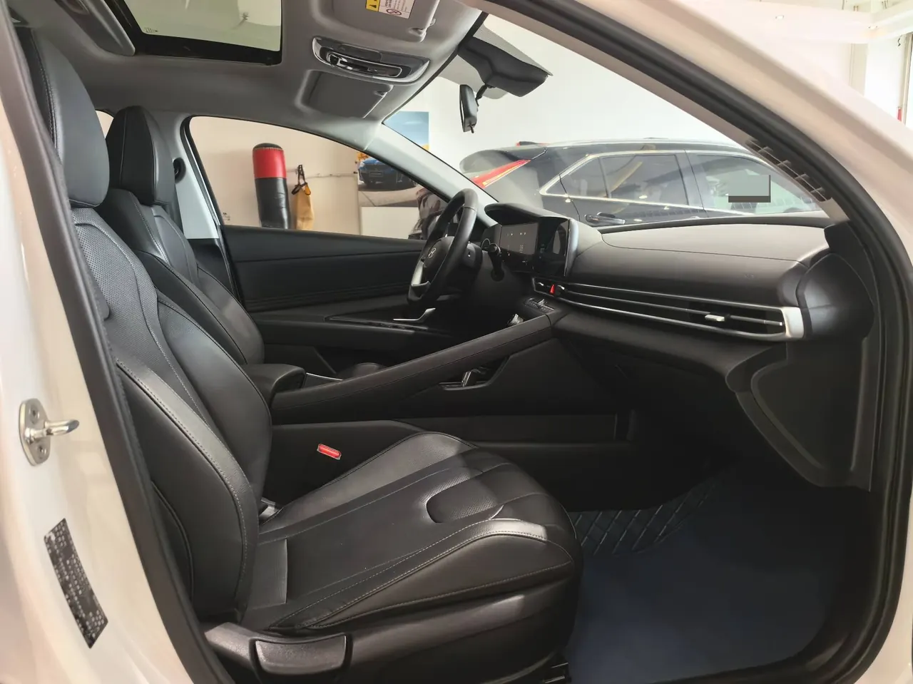 Hyundai 2023 Elantra -3-compartment 1.5 stepless LUX premium automatic gear 13