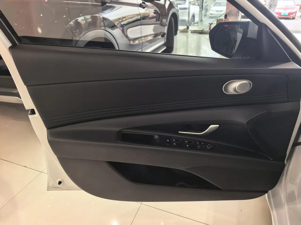 Hyundai 2023 Elantra -3-compartment 1.5 stepless LUX premium automatic gear 4