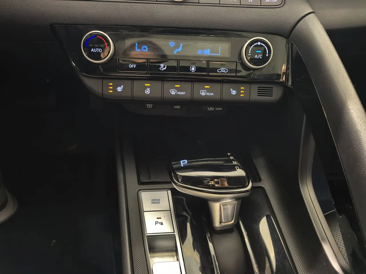 Hyundai 2023 Elantra -3-compartment 1.5 stepless LUX premium automatic gear 7
