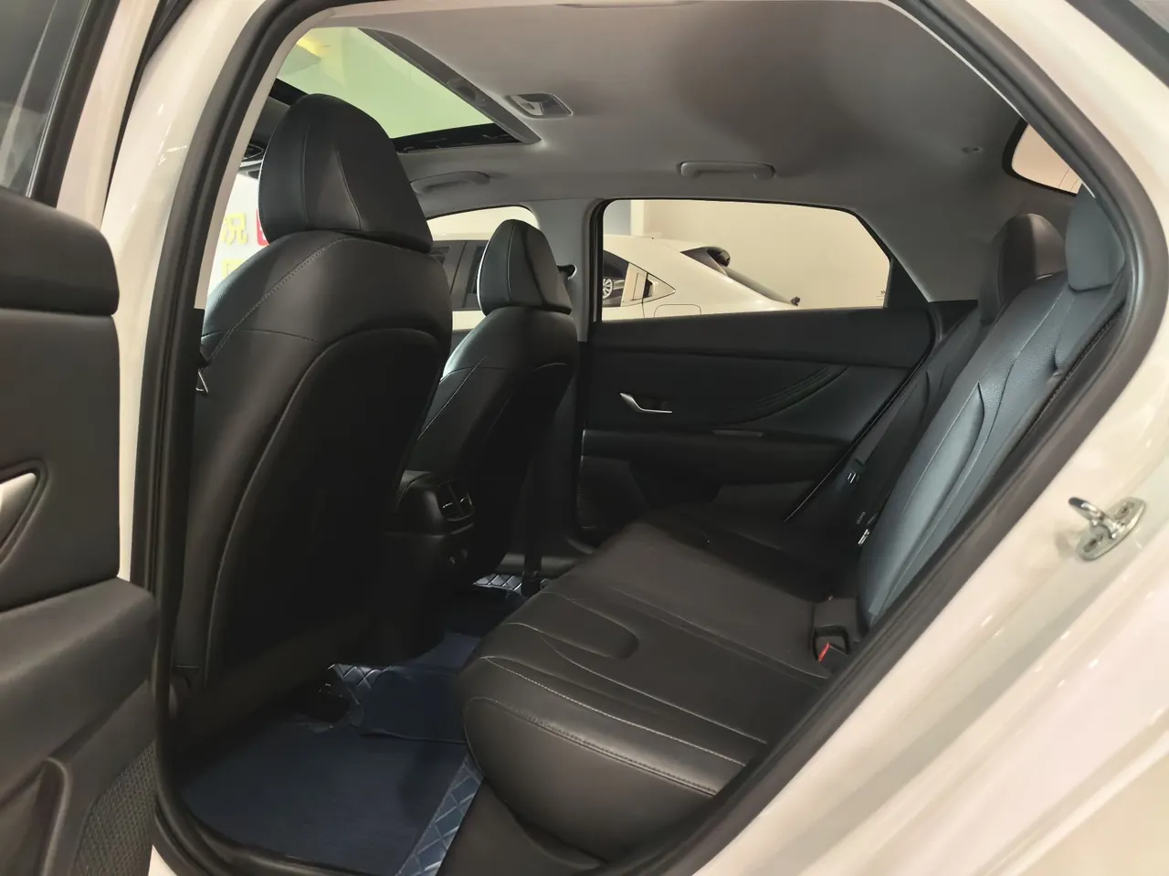 Hyundai 2023 Elantra -3-compartment 1.5 stepless LUX premium automatic gear 8