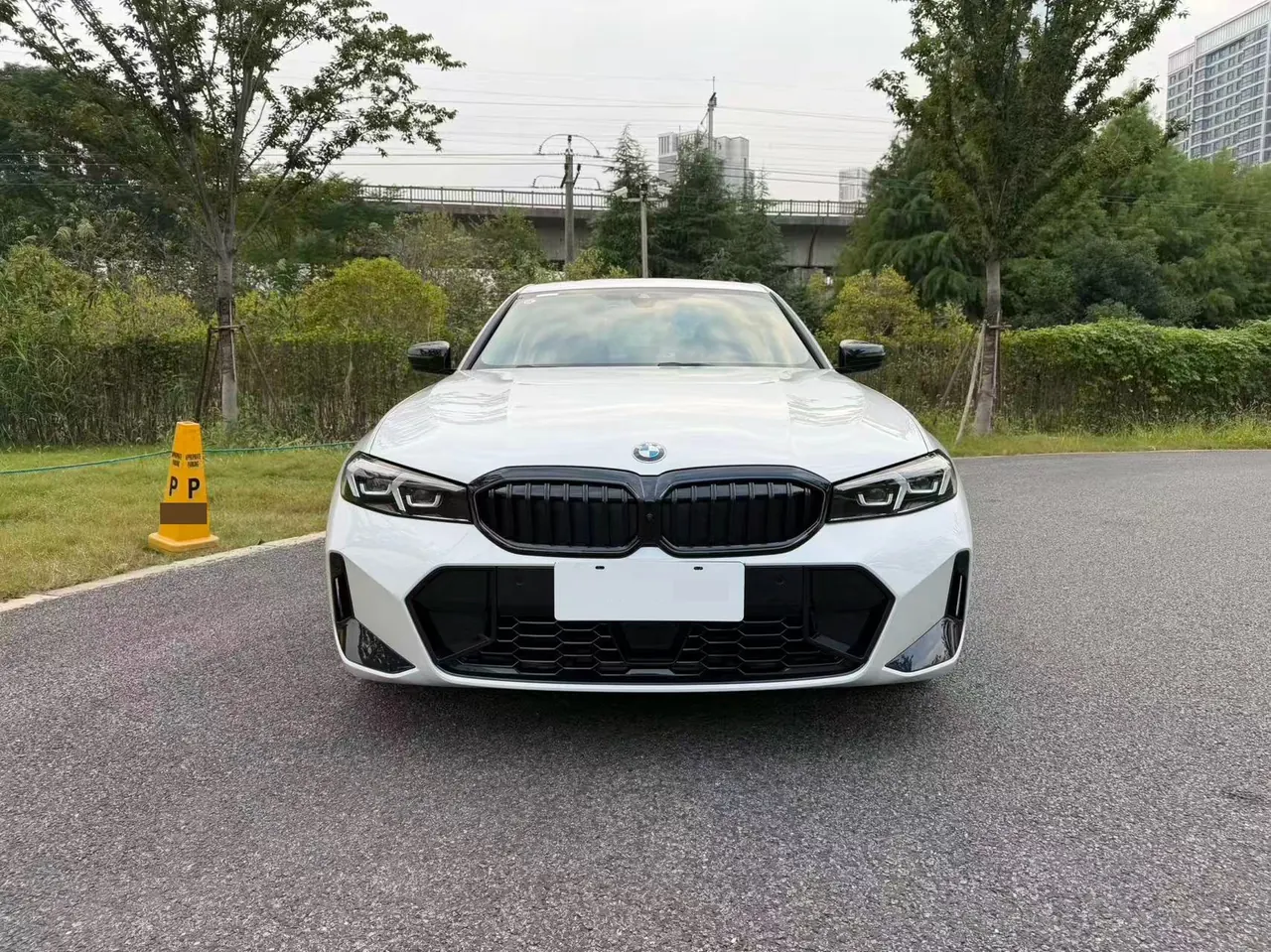 BMW 3 Series 2025 330Li 2.0T M Sports Obsidian Night Suit Automatic Gear 2
