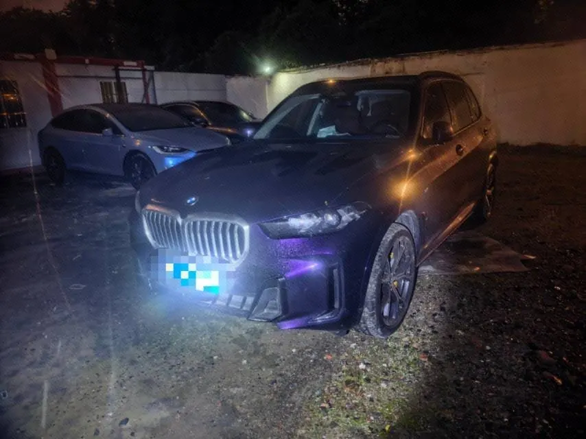 Open image lightbox: BMW 2023 X5 xDrive30Li 48V 2.0T exclusive m sports obsidian night suit automatic gear