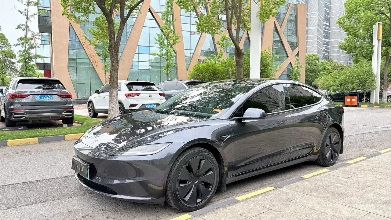 打开图片灯箱:Tesla 2023 Model 3 Rejuvenation Edition Rear Wheel Drive Automatic Transmission