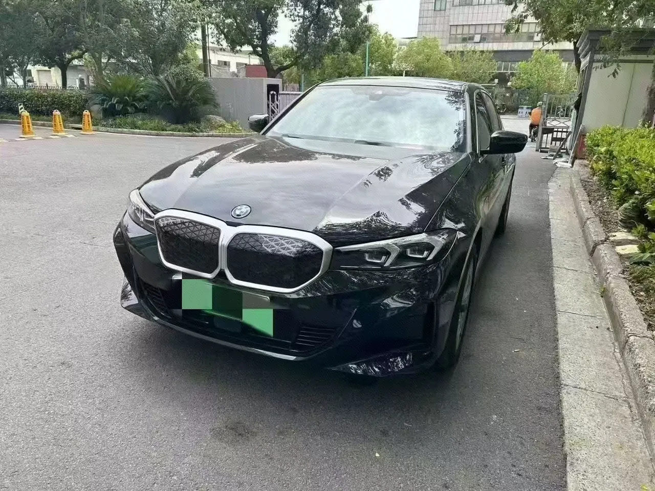 Open image lightbox: BMW 2025 i3 eDrive 35 L automatic gear