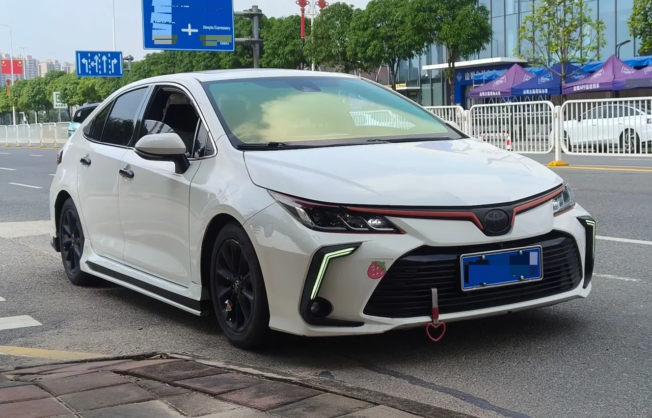 Toyota 2021 Corolla 1.2T Stepless Deluxe Edition Automatic Gear 3
