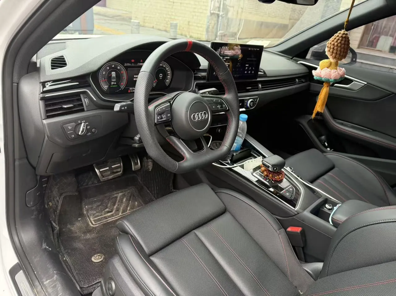 Audi 2025 A4L 2.0TFSI 40TFSI 2 million‑vehicle celebration edition, luxury sporty model, automatic transmission 3