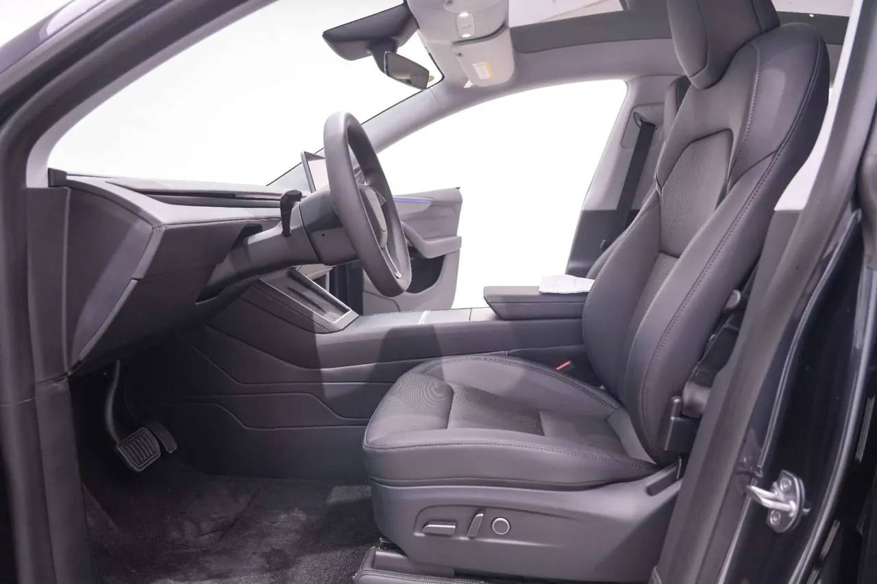 Tesla 2025 Model Y long endurance all-wheel drive version automatic transmission 3