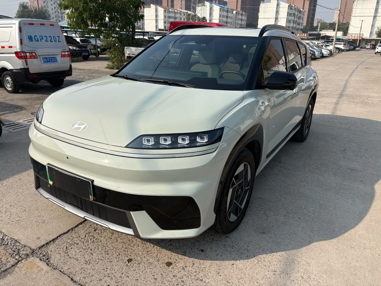 Hyundai 2025 EO Yi Europe Two-Drive TECH Edition 64.2kWh Automatic Gear - View 1