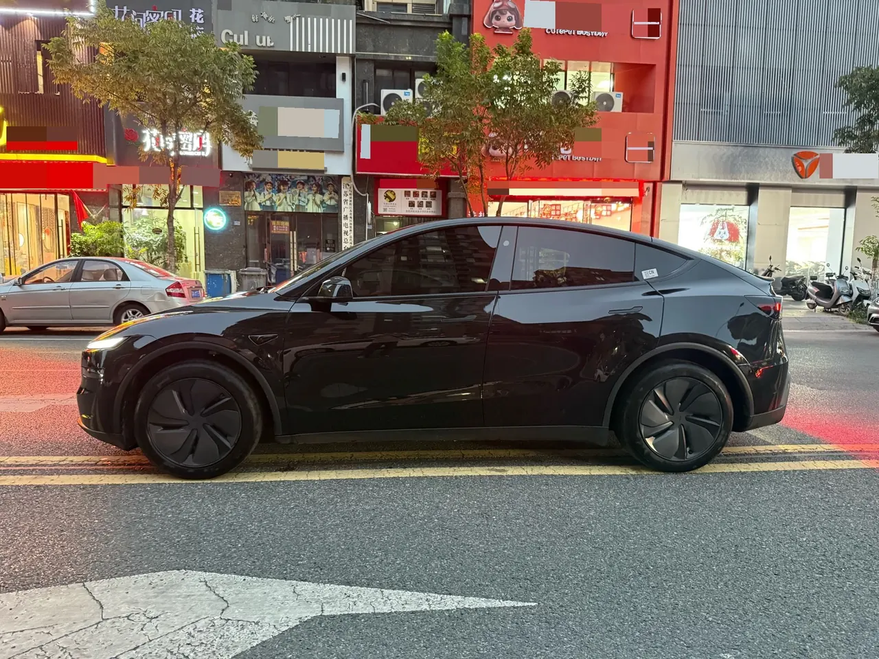 Tesla 2026 Model Y Rear-Wheel-Drive Automatic 2
