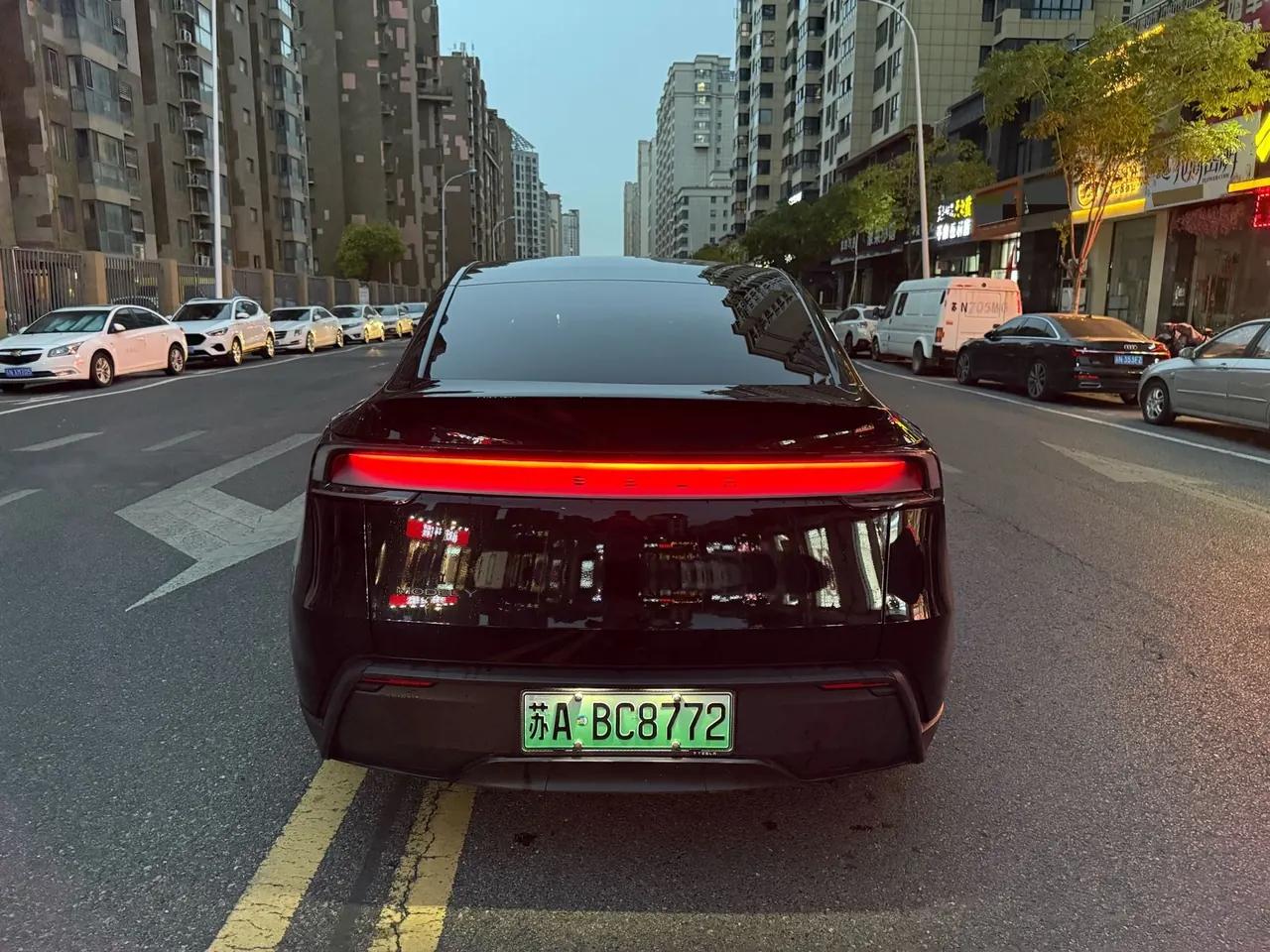 Tesla 2026 Model Y Rear-Wheel-Drive Automatic 6
