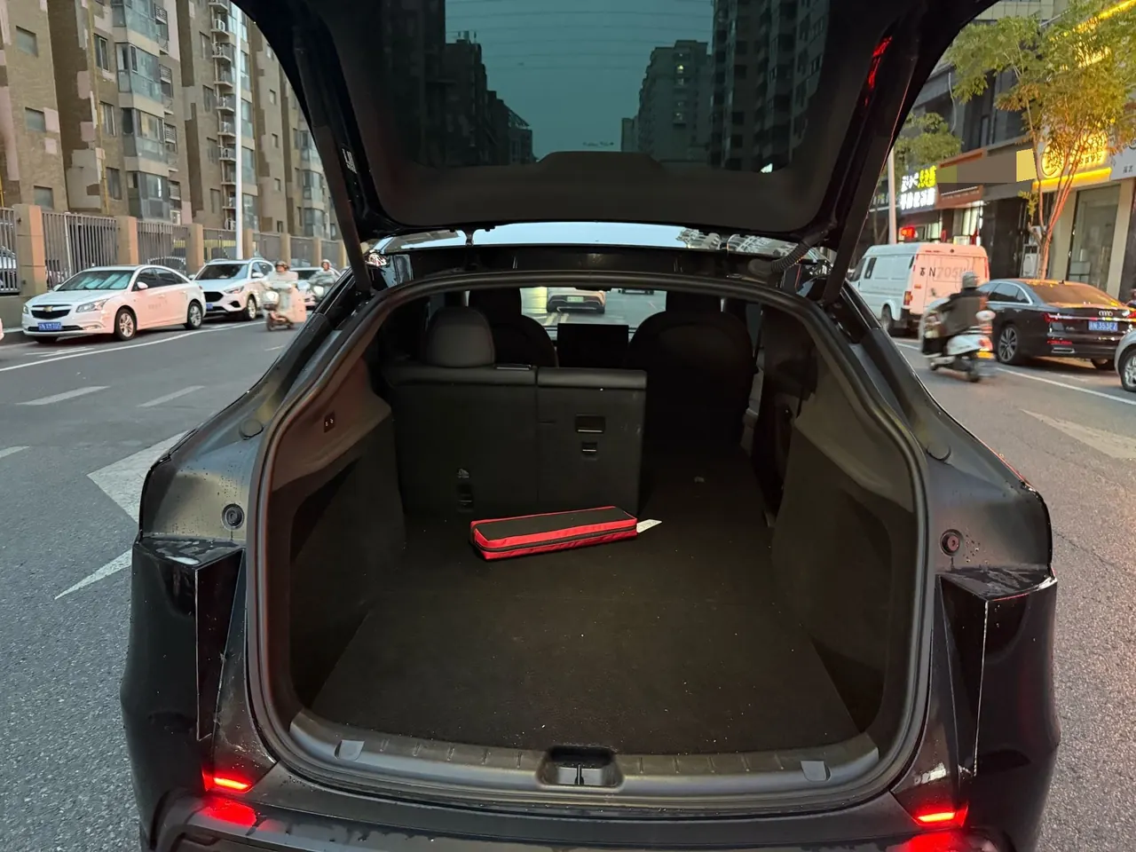 Tesla 2026 Model Y Rear-Wheel-Drive Automatic 7